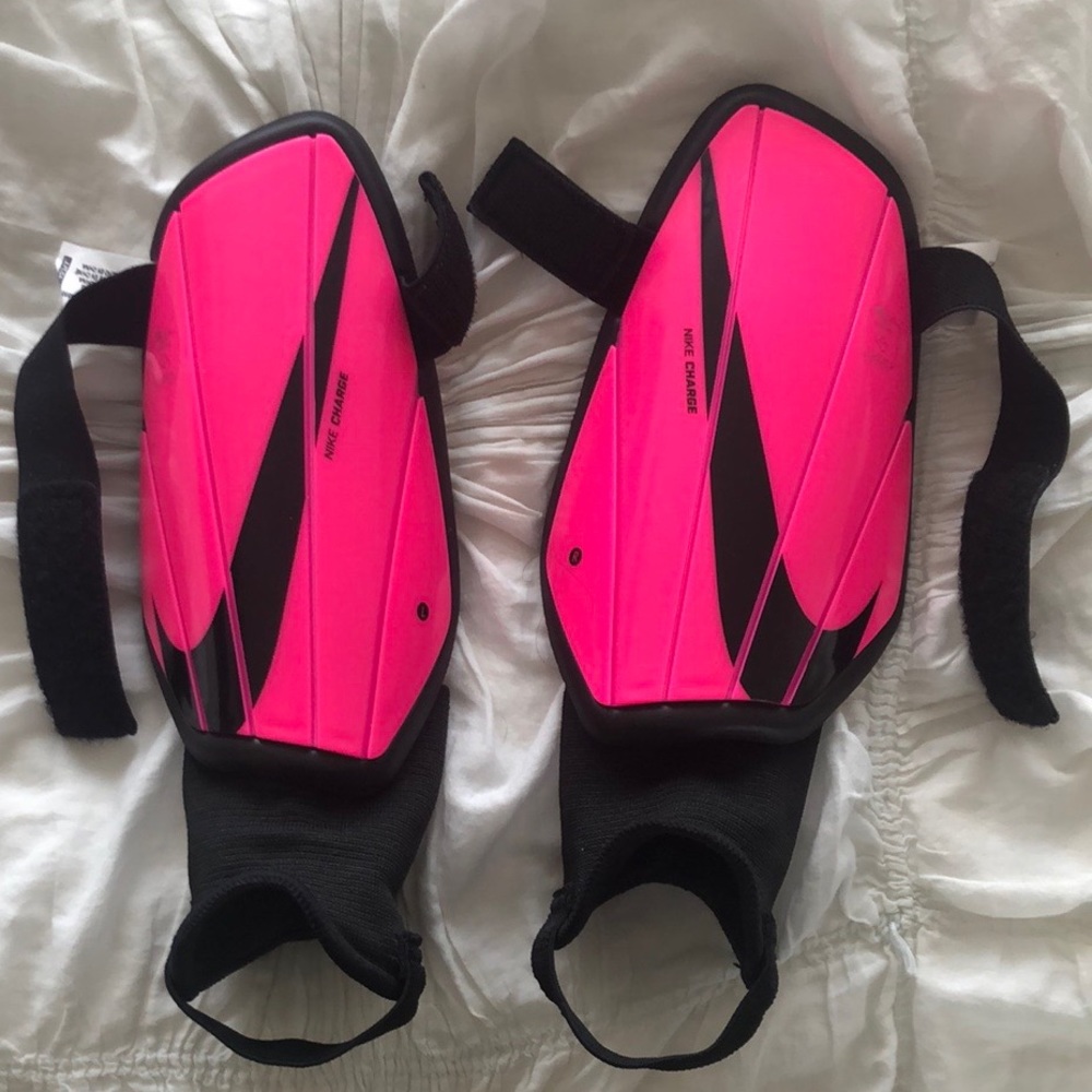 NIKE CHARGE Girls Soccer Shin Guards